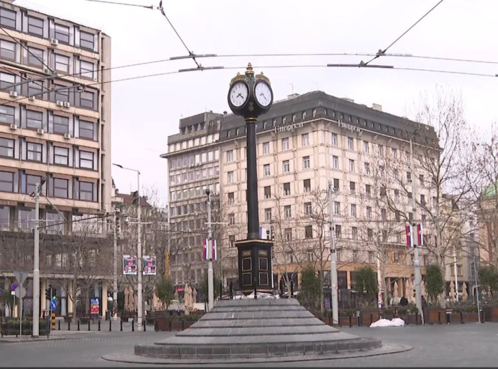 Beograd: Postavljen novi sat na kružnom toku na Trgu republike