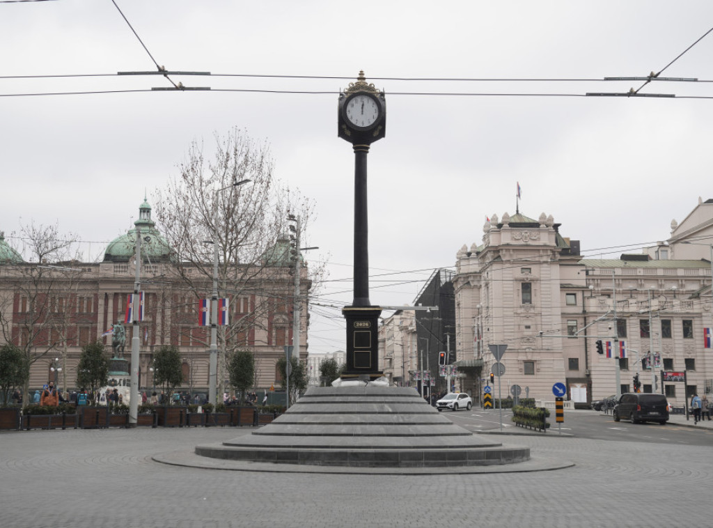 Beograd: Postavljen novi sat na kružnom toku na Trgu republike