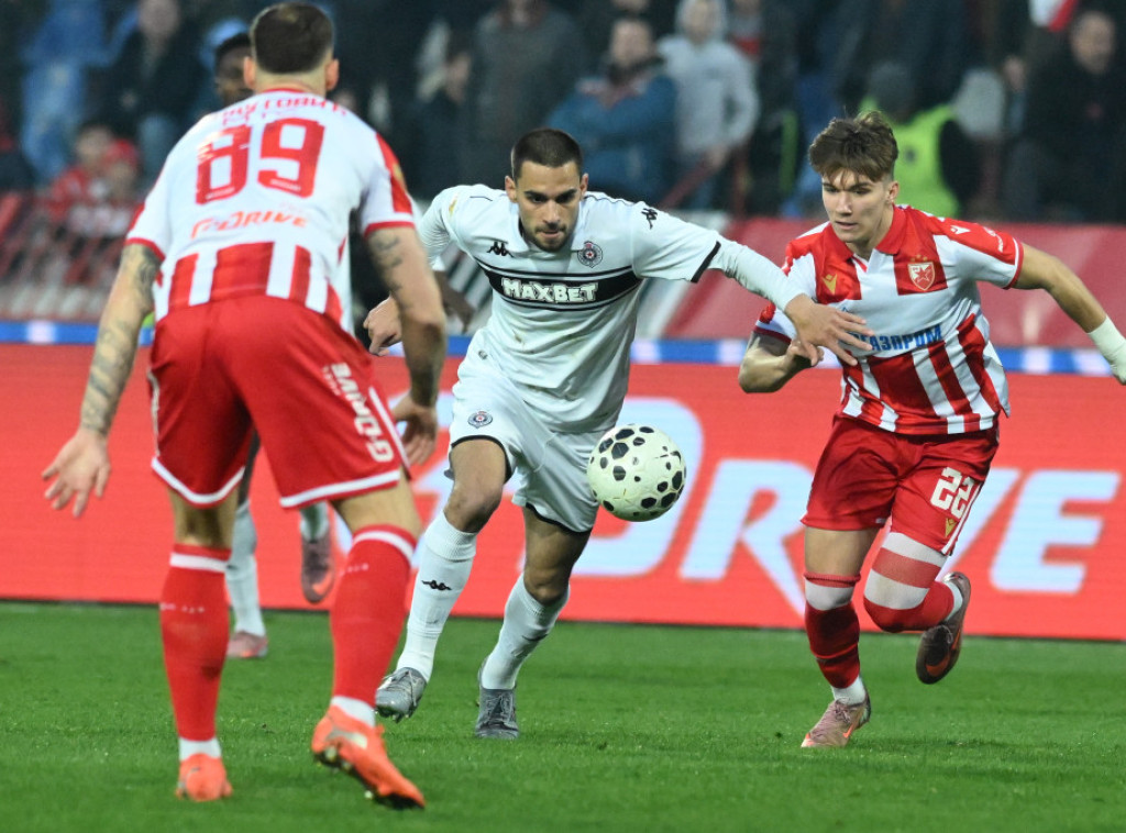 Fudbaleri Zvezde posle prvog poluvremena vode 1:0 protiv Partizana; Prekinut meč zbog požara na južnoj tribini