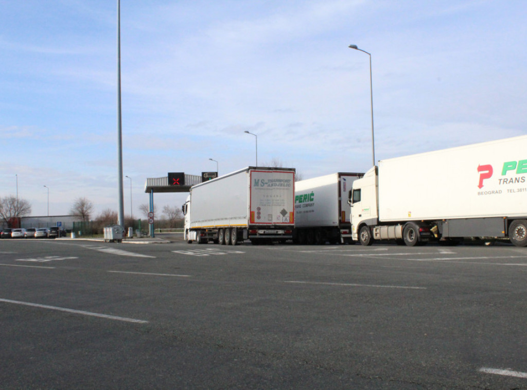 Teretnjaci čekaju po četiri sata na izlazu iz Srbije na Horgošu, Batrovcima i Šidu