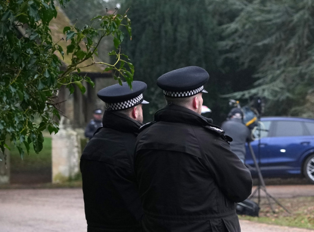 Britanske vlasti nastavljaju pretrese u kući Endrua Mauntbaten-Vindzora