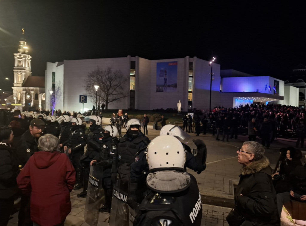 U Novom Sadu protest studenata u blokadi pred početak akademije povodom 200 godina od rođenja Svetozara Miletića