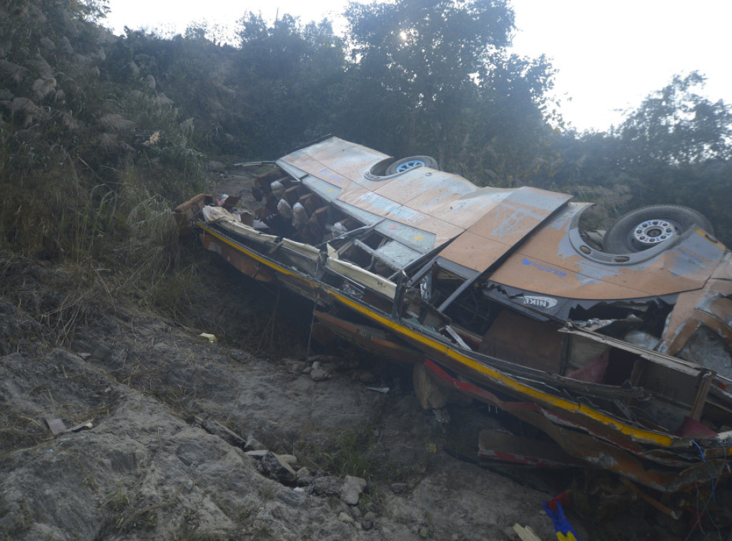 Autobus upao u reku u Nepalu, poginulo najmanje 18 ljudi