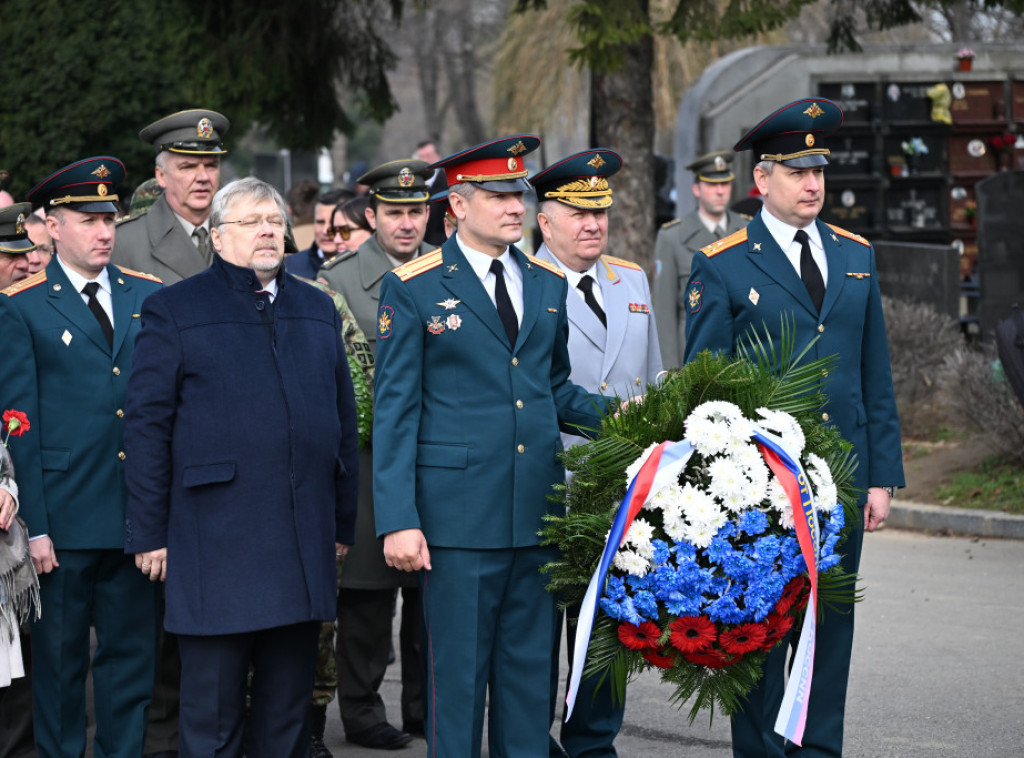 Položeni venci na groblju Oslobodilaca Beograda povodom Dana branioca otadžbine
