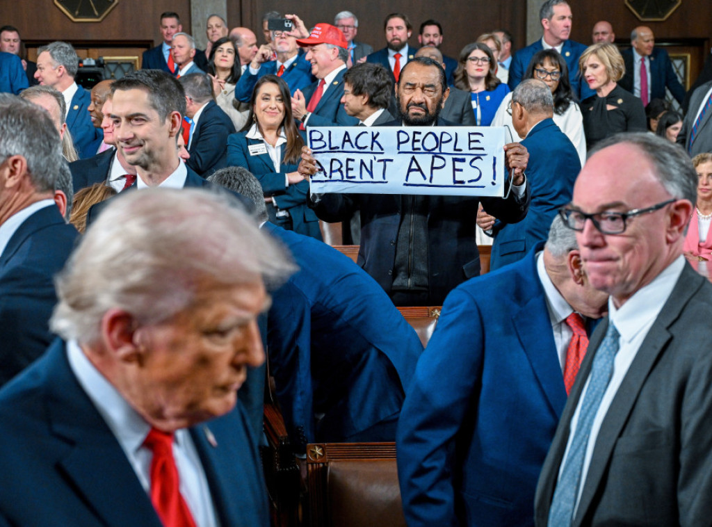 Demokrata izbačen tokom Trampovog govora zbog transparenta "Crnci nisu majmuni"
