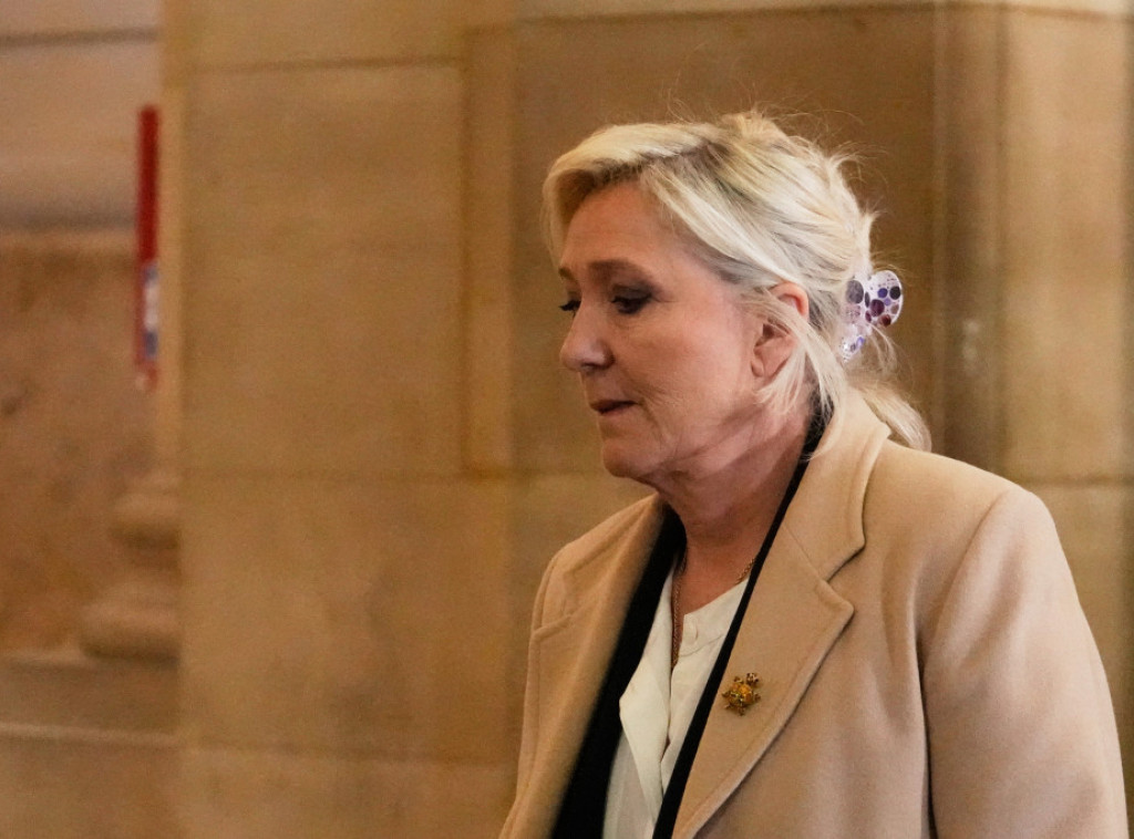 Le Pen: Neću se kandidovati za predsednicu sa nanogicom
