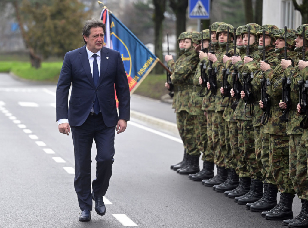 Gašić obišao nove i rekonstruisane objekte i radove u niškim kasarnama