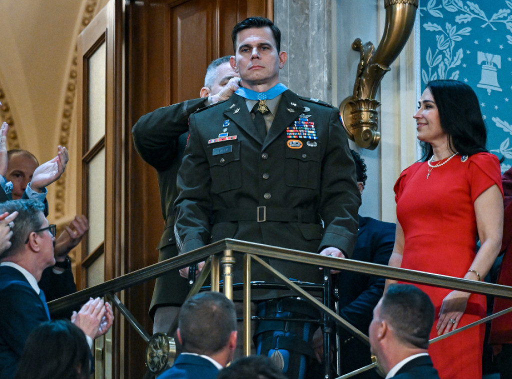 Tramp dodelio Medalju časti pilotu koji je učestvovao u hapšenju Madura u Kongresu