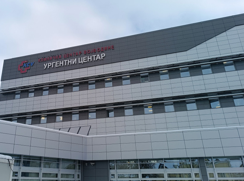 Četiri osobe prevezene u Urgentni centar Kliničkog centra Vojvodine posle saobraćajne nezgode kod Kaća