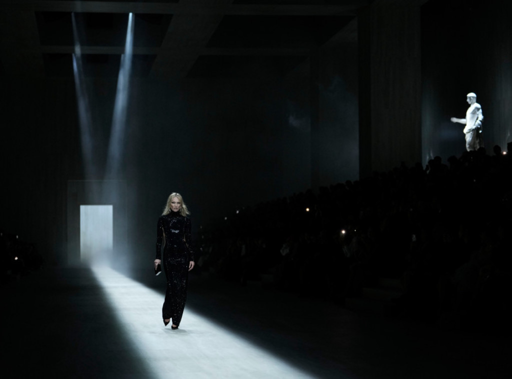 Kejt Mos zatvorila prvu reviju gruzijskog modnog dizajnera Demne