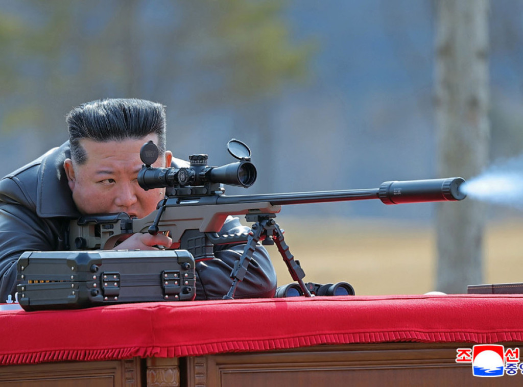 Kim Džong Un poklonio nove snajperske puške partijskim zvaničnicima