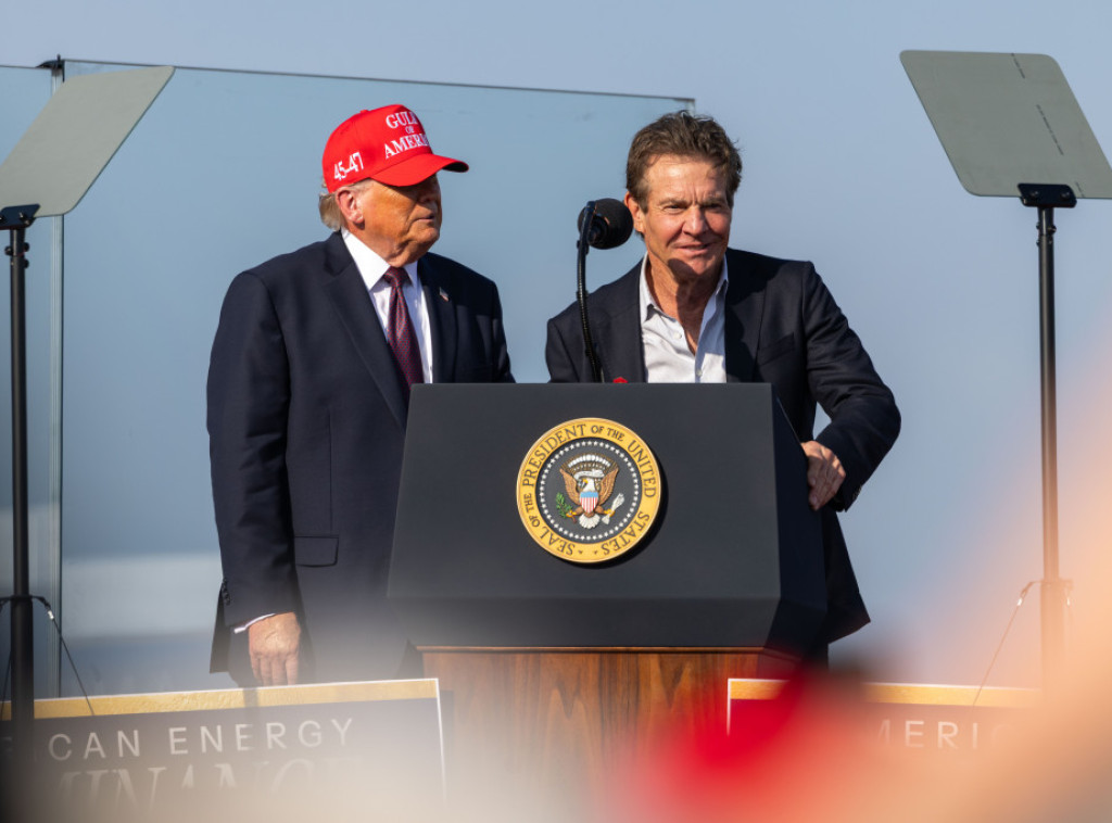 Glumac Denis Kvejd se pojavio na Trampovom skupu u Teksasu