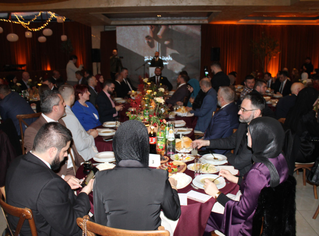 Održan prvi "Iftar mira" u Novom Pazaru u organizaciji Kabineta Zukorlića