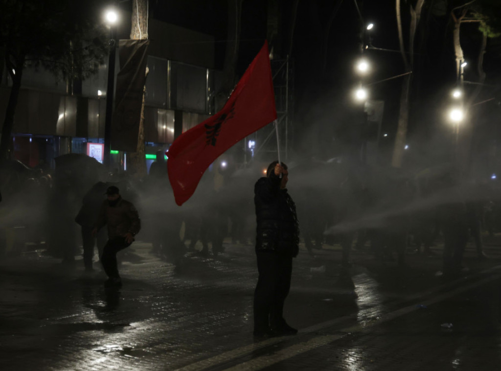 Protest opozicije u Tirani, sukobi sa policijom, zapaljena vila Envera Hodže
