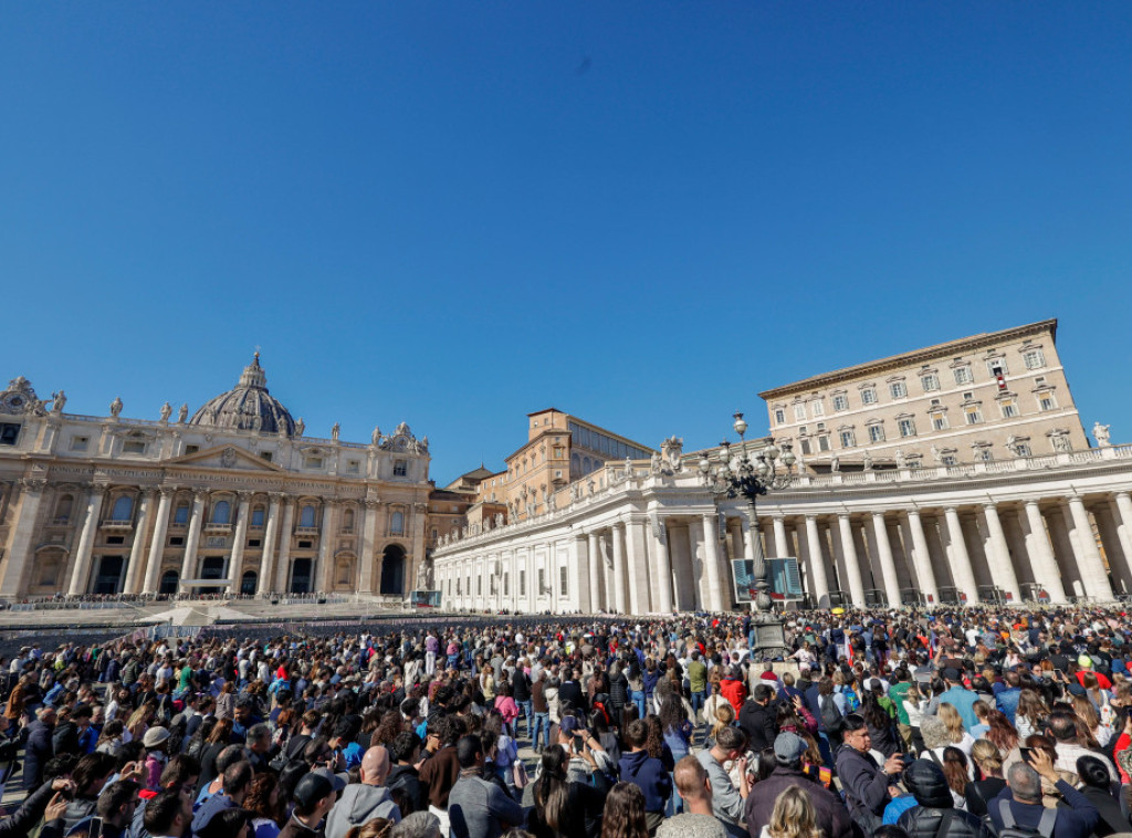 Vatikan: Tokom tajnog izbora pape jedan kardinal imao mobilni telefon