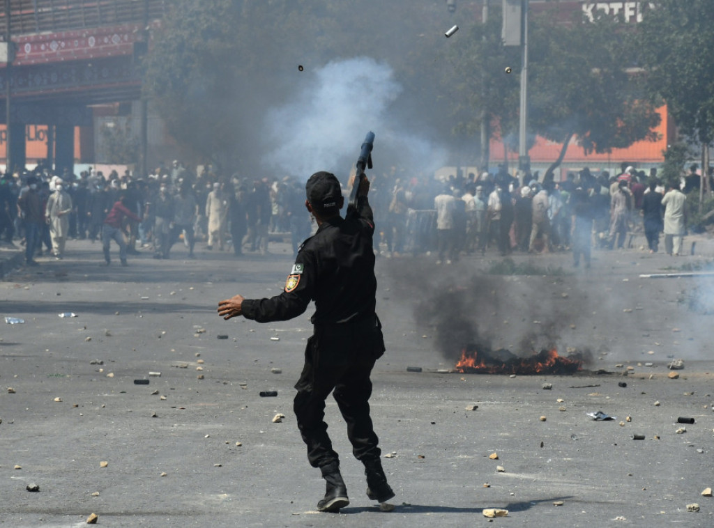 Najmanje devet osoba poginulo na proiranskom protestu ispred američkog konzulata u Karačiju