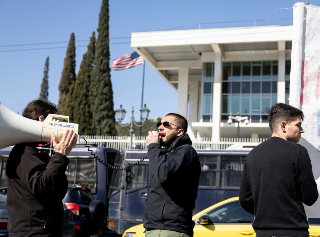 Ispred ambasada SAD i Izraela u Atini protesti zbog napada na Iran
