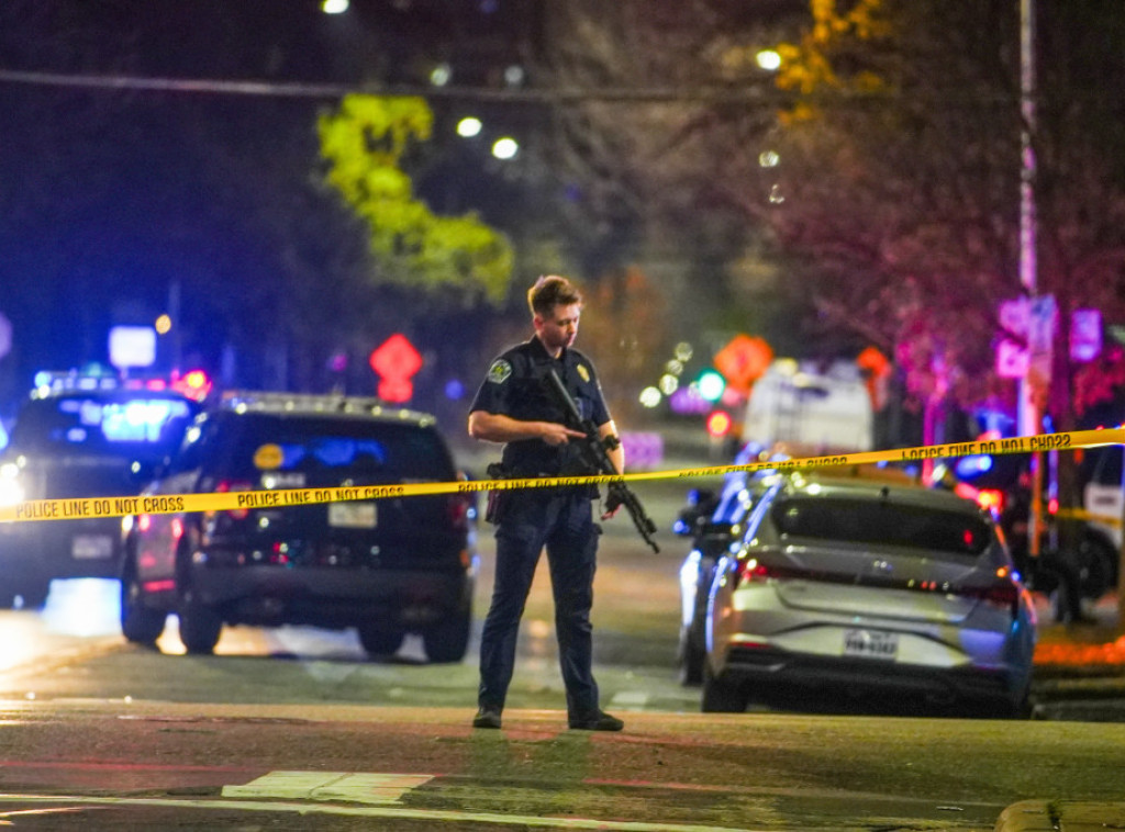 Dve osobe poginule, više od 10 povređeno u masovnoj pucnjavi u baru u Ostinu