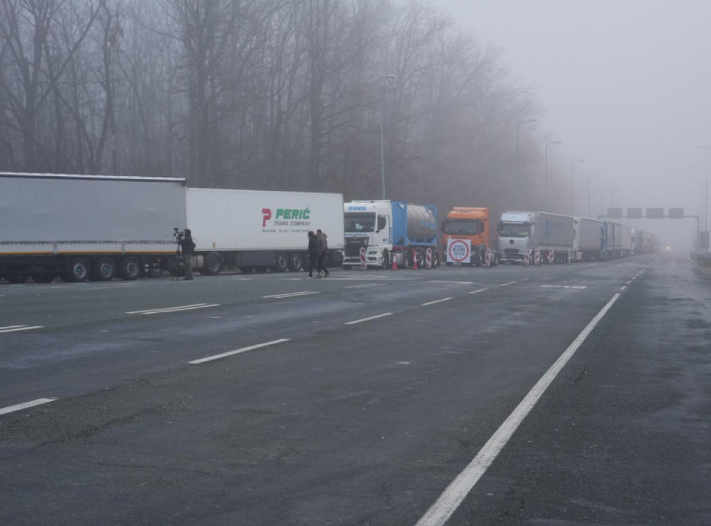 Na graničnim prelazima teretna vozila čekaju i po pet sati