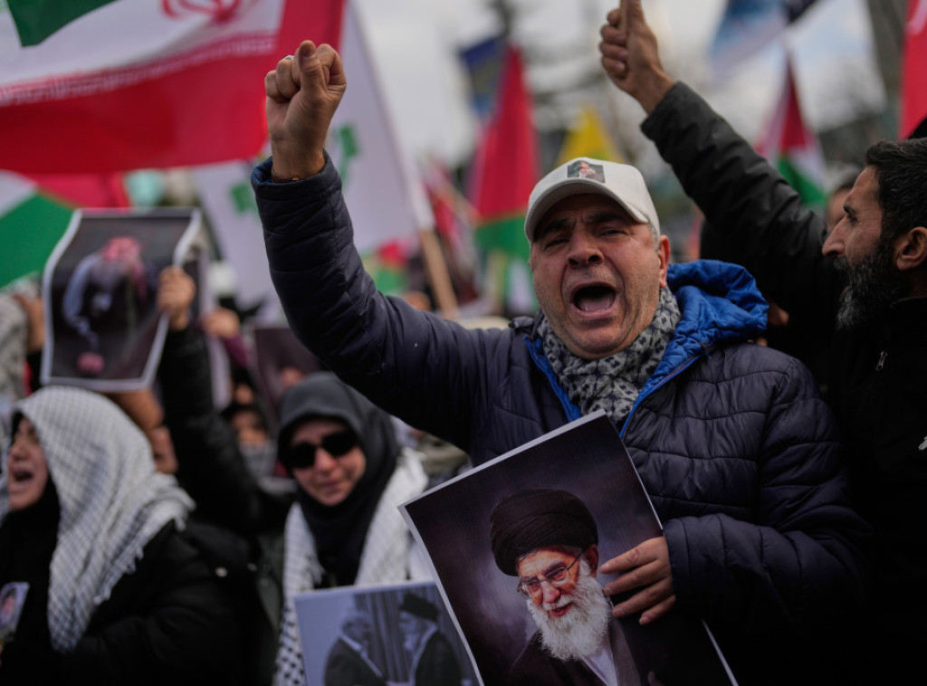 Bahreinska policija napala okupljene koji su odavali počast ajatolahu Hameneiju