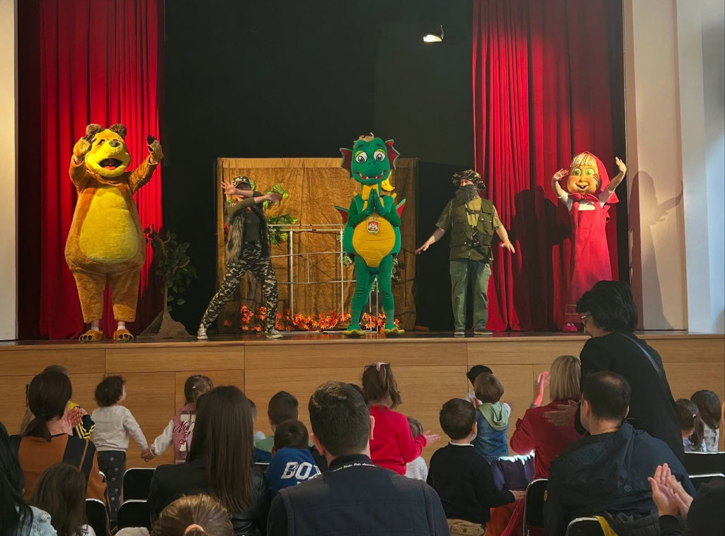 Predstavama za decu otvorena nova sezona u teatru "Zmaj"