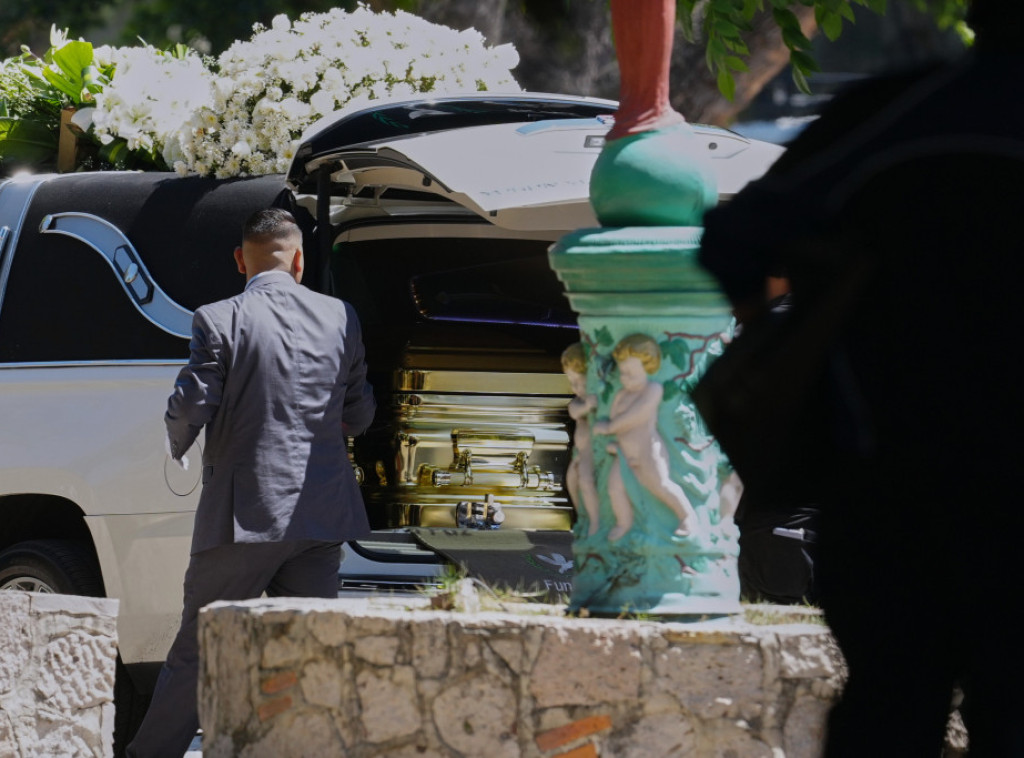 El Menčo sahranjen u zlatnom kovčegu u prisustvu velikog broja vojnika