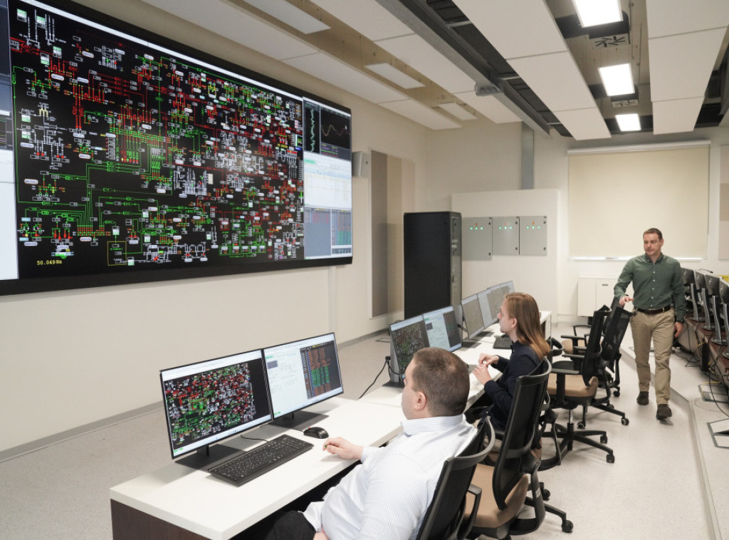 Predsednik Vučić obilazi dispečerski centar EMS, nakon obilaska sastanak sa rukovodstvom