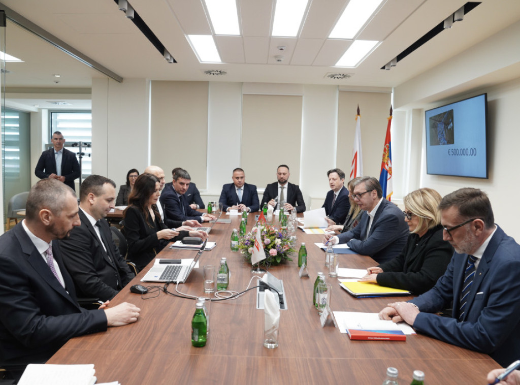 Predsednik Vučić obilazi dispečerski centar EMS, nakon obilaska sastanak sa rukovodstvom