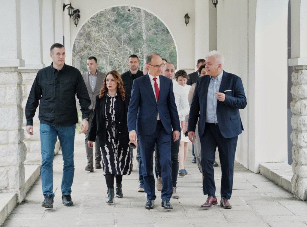 Đuro Macut počeo posetu Aranđelovcu obilaskom bolnice za rehabilitaciju "Bukovička banja"