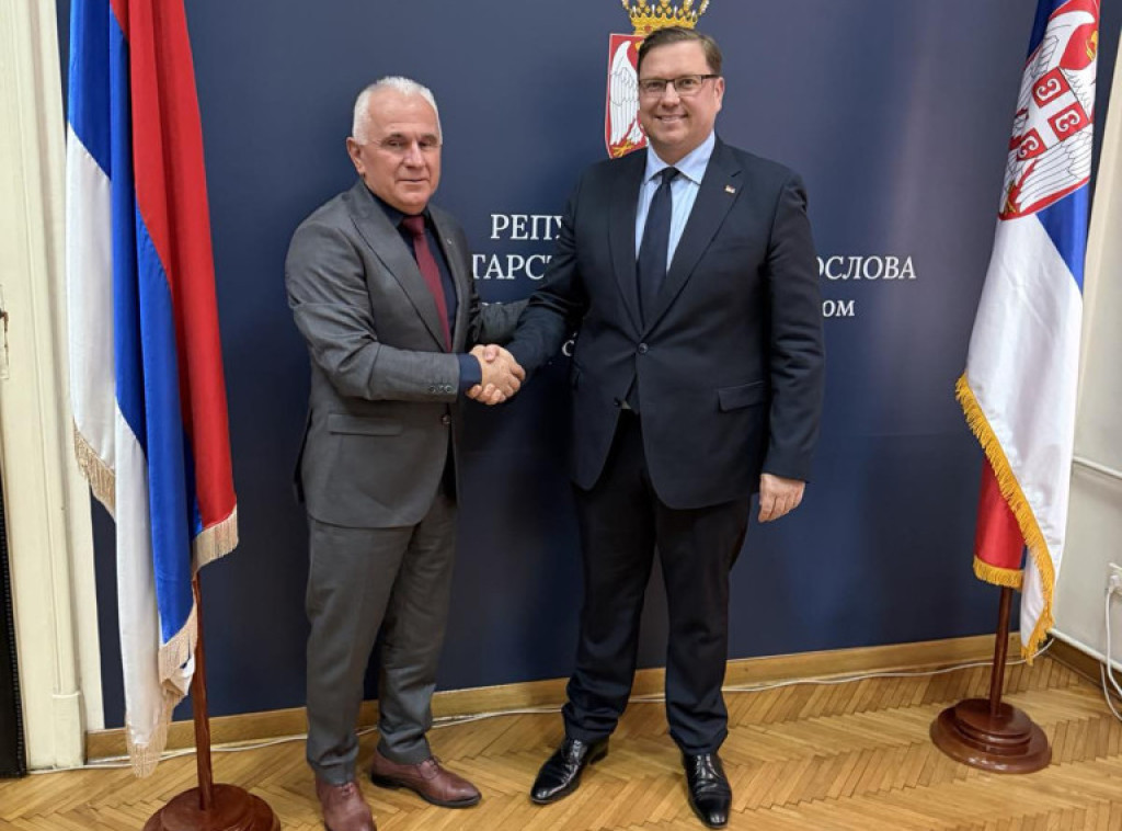 Milorad Arlov uručio Vladimir Kokanoviću plaketu za pomoć u projektu povezivanja dece sa KiM i Republike Srpske