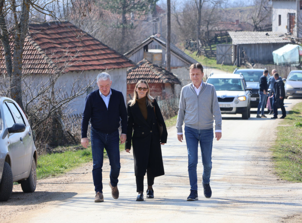 Ministar Glišić posetio dragačevsko selo Milatovići, sa najmlađima igrao fudbal