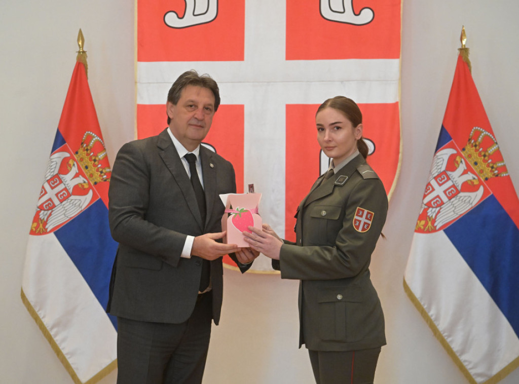 Ministar Gašić povodom Dana žena uručio poklone pripadnicama sistema odbrane