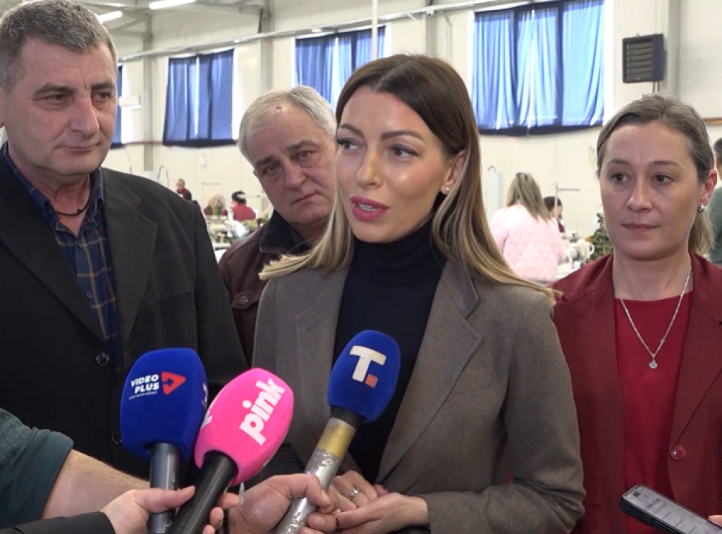 Mesarovićeva: Ženama zaposlenim u pogonu Yumco u Rudnoj Glavi po 20.000 dinara