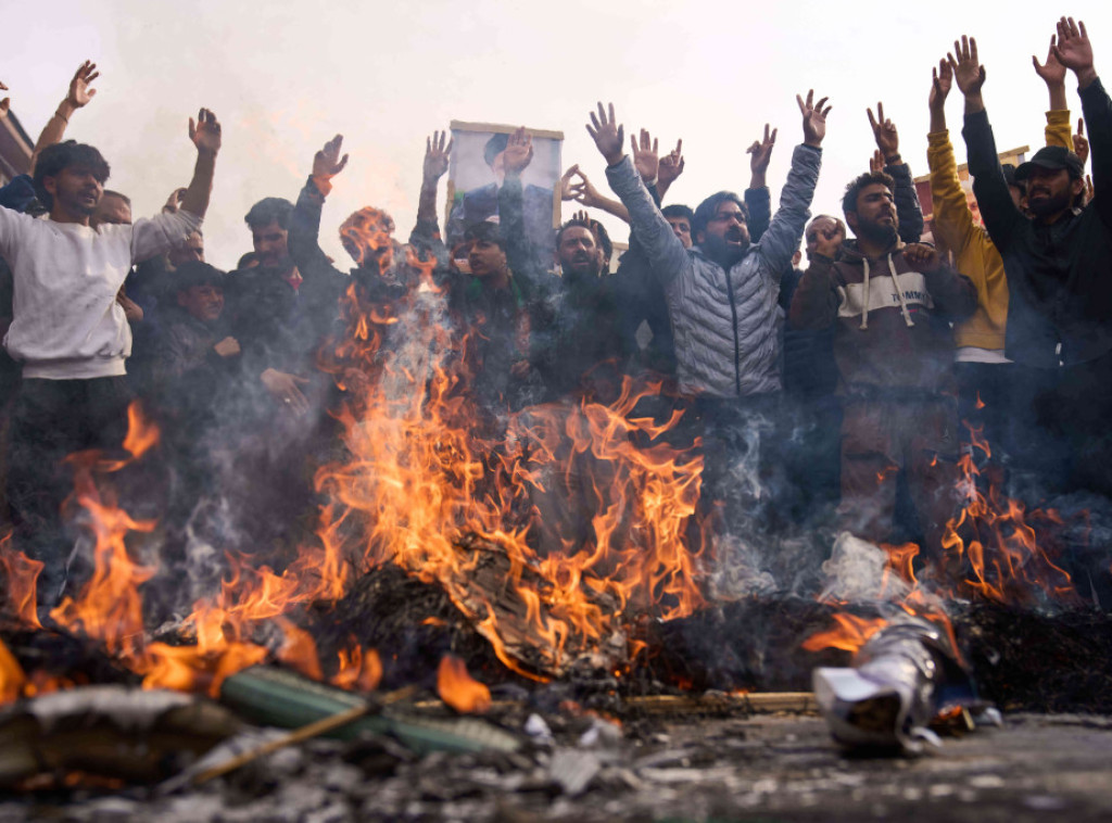 Demonstranti u Birmingemu spalili izraelske zastave na bdenju za ajatolaha Hamneija