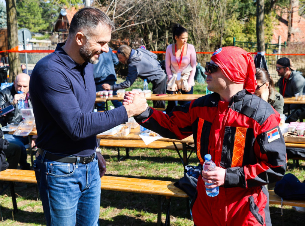 Žarko Mićin na pokaznoj vežbi povređenih u padu heklikoptera na Fruškoj gori
