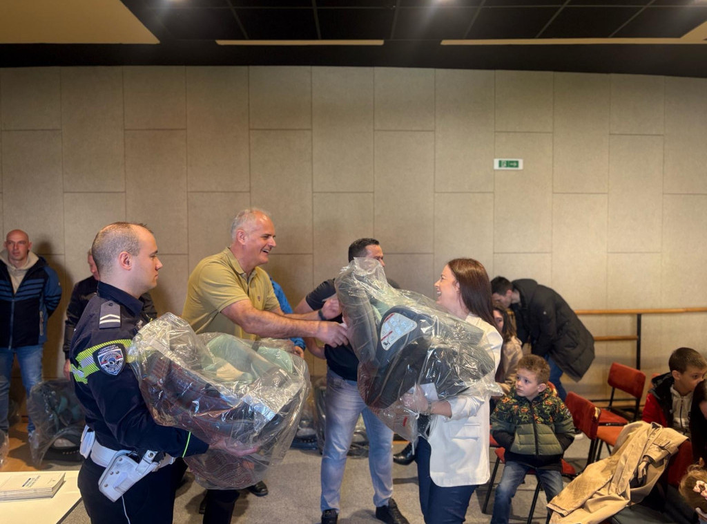 U Obrenovcu organizovana podela besplatnih dečijih auto-sedišta