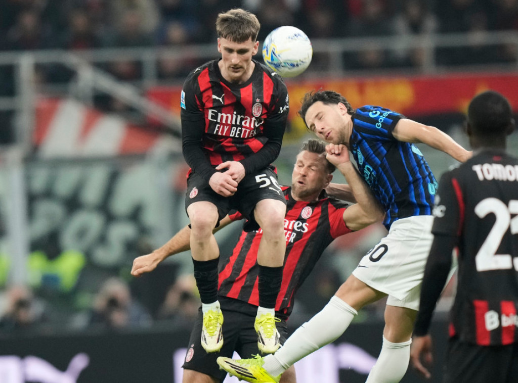 Fudbaleri Milana pobedili Inter u gradskom derbiju