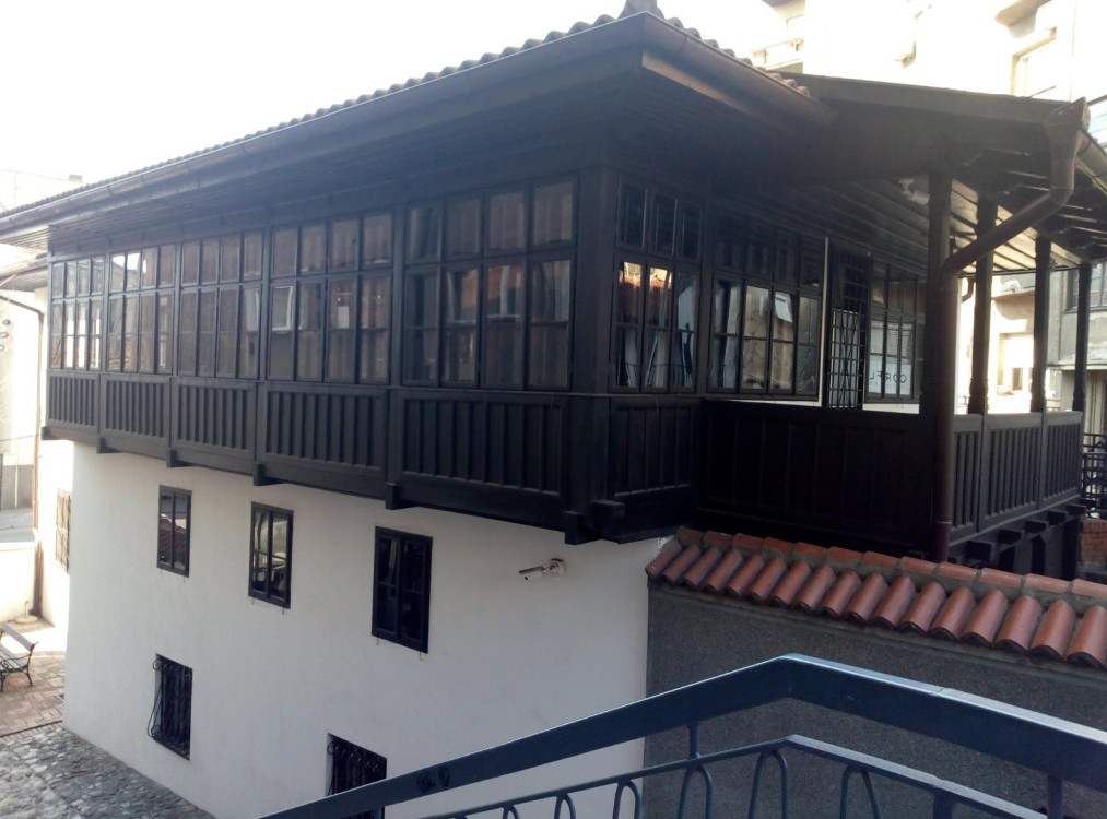 U Manakovoj kući počela edukativna radionica "Pletenje grivne od manistra"