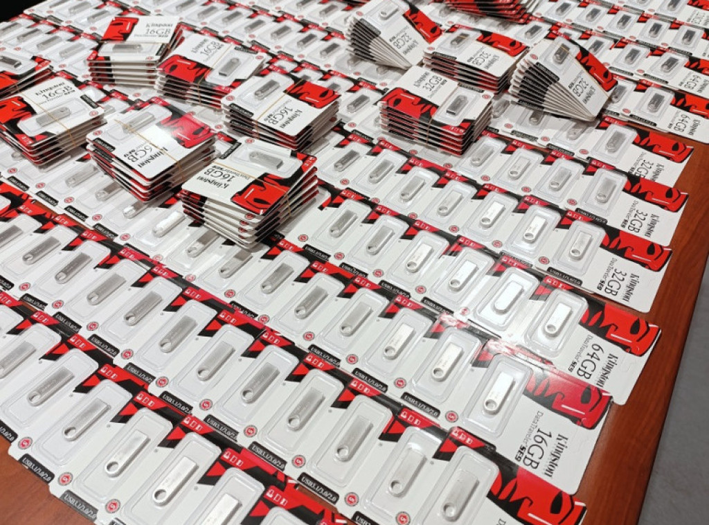 Carinski službenici na aerodromu "Nikola Tesla" zadržali cigarete i fleš memorije