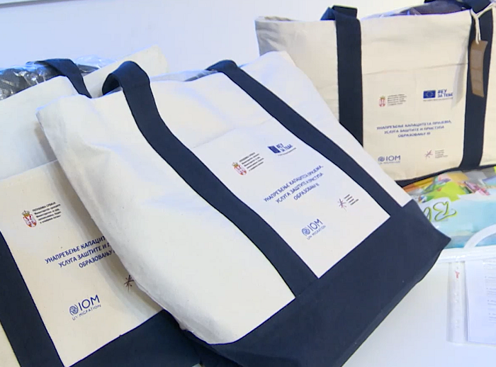 Ministarstvo prosvete, EU i IOM u Srbiji uručili opremu za školu učenicima migrantske populacije