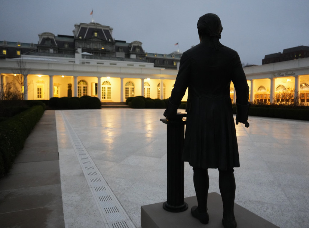 Vozač uhapšen nakon što se automobilom zaleteo u kapiju Bele kuće