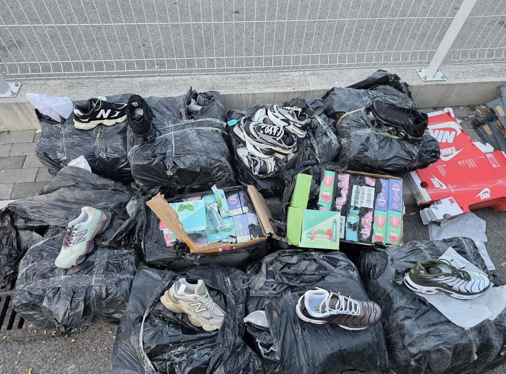 Na GP Gostun otkrivene patike i elektronske cigarete u tovaru kukuruza