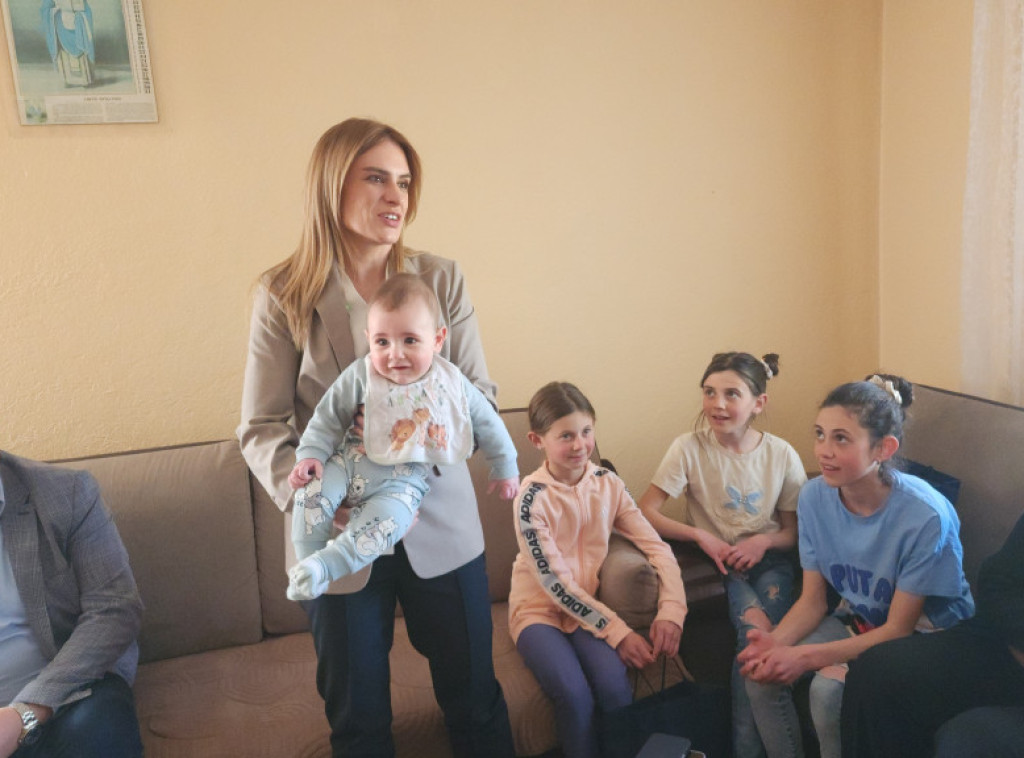 Milica Đurđević Stamenkovski posetila višečlanu porodicu u selu Miščići kod Novog Pazara