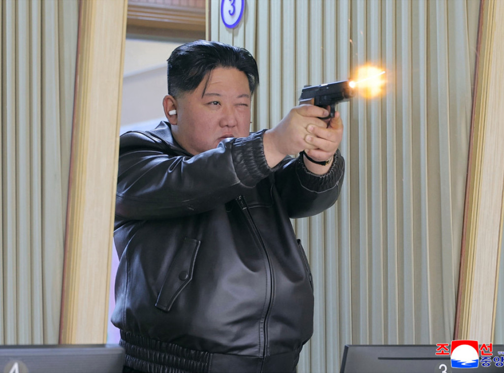 Kim Džong Un testirao pištolje u fabrici municije uz prisustvo ćerke Džu Ae