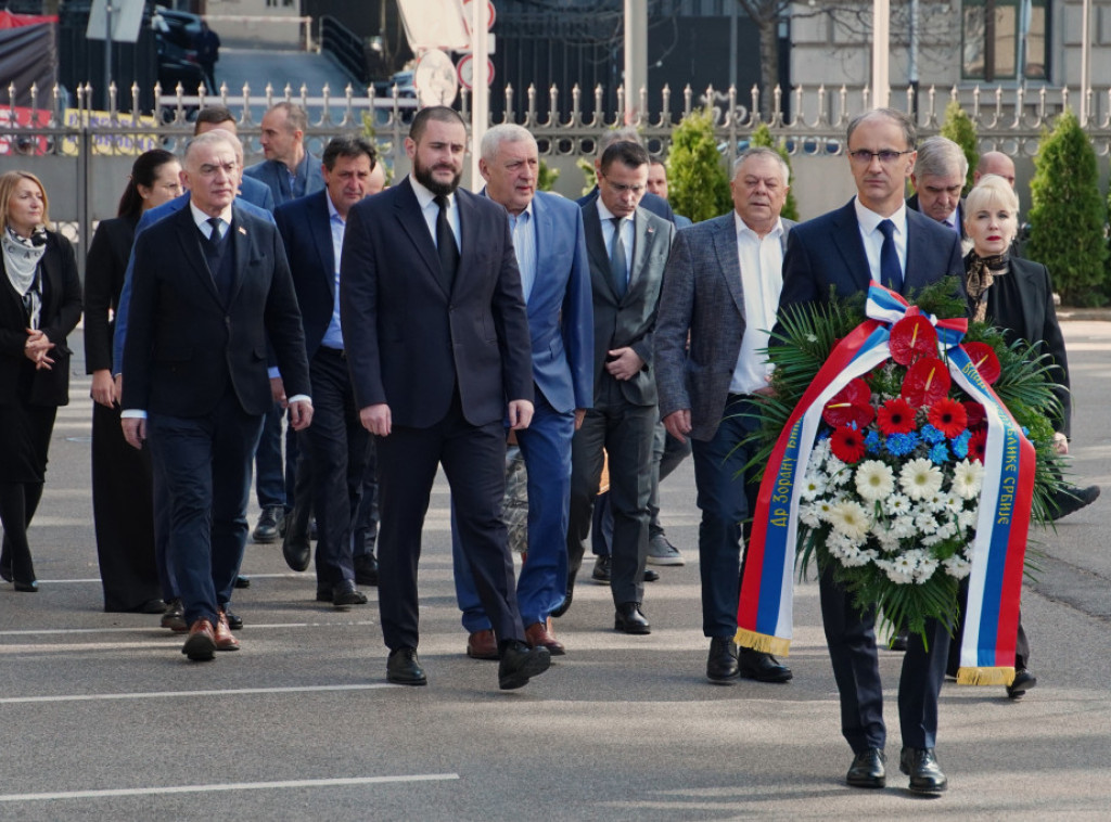 Macut sa ministrima položio vence na mestu gde je ubijen Zoran Đinđić