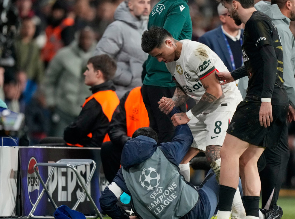 Fudbaler Čelsija Pedro Neto se izvinio zbog guranja dečaka koji sakuplja lopte
