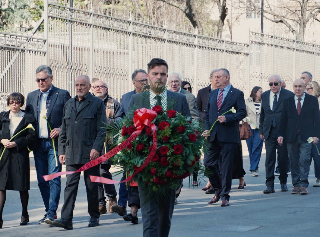 Članovi Đinđićeve vlade položili venac, poštu odale stranačke kolege i građani