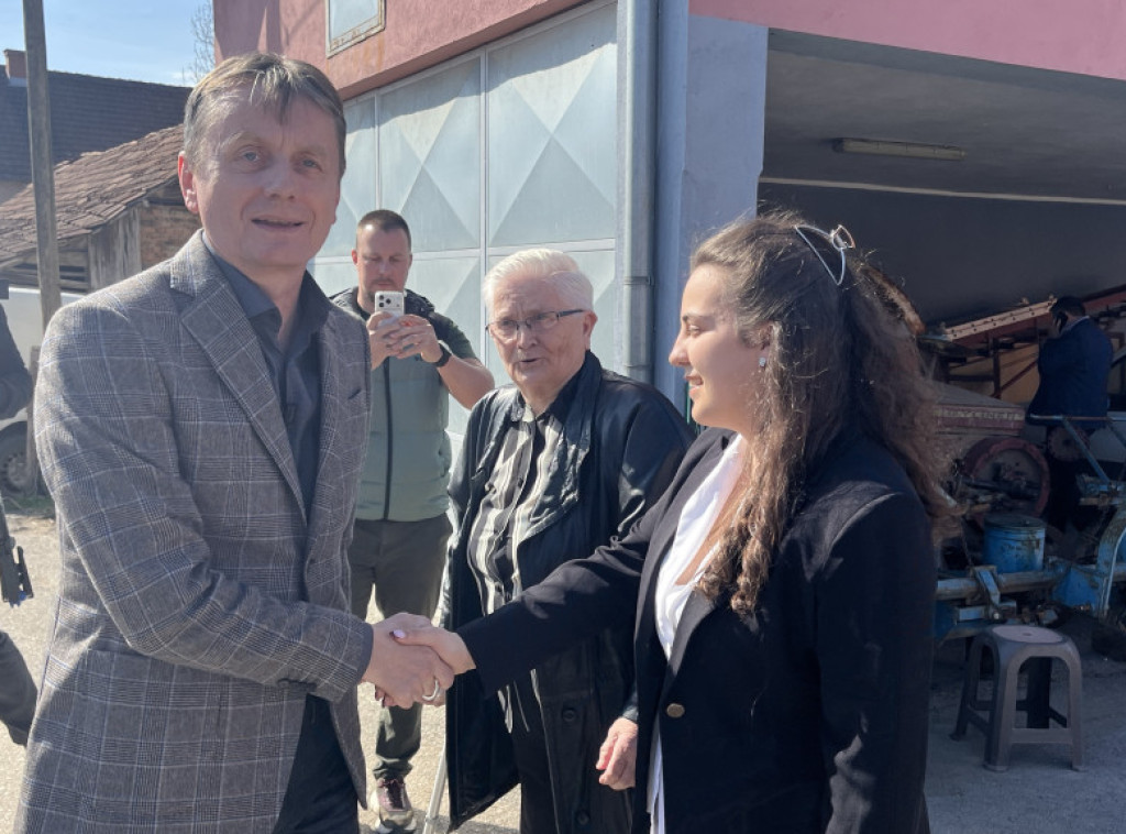 Ministar Glišić posetio dragačevsko selo Negrišori, razgovarao sa meštanima