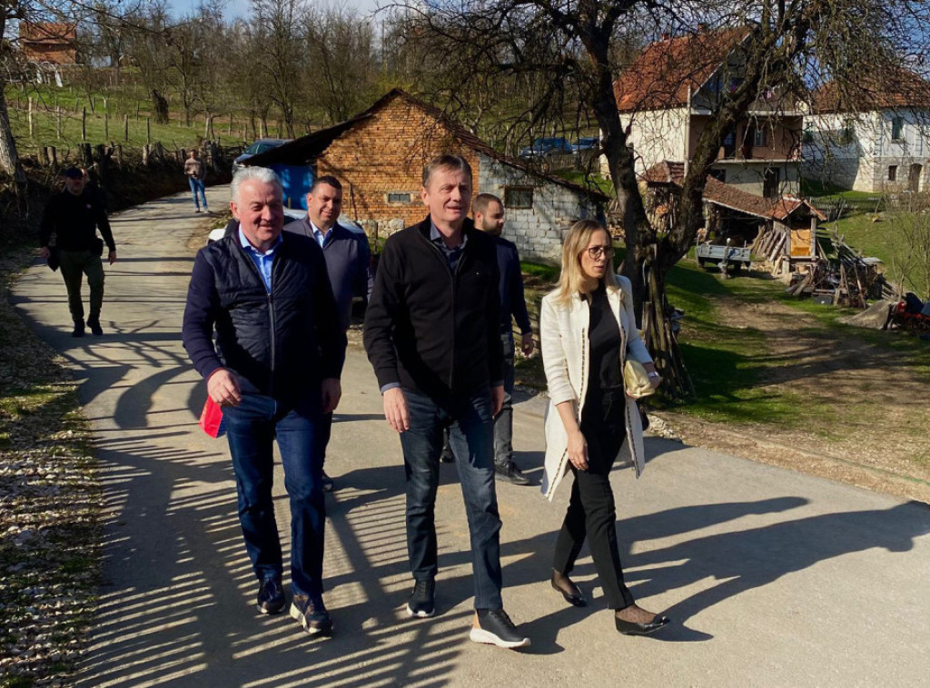 Ministar Glišić obišao lučansko selo Markovicu, razgovarao o problemima i planovima