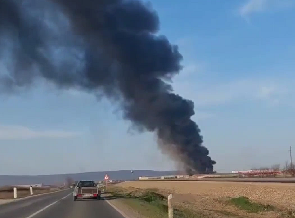 Gori stara fabrika u Irigu, vatrogasci na terenu